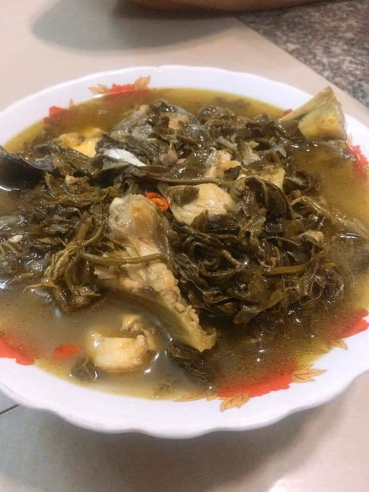 Vốn là món ăn chống đói thời xưa ở các vùng quê nhưng nay rau sắn muối chua trở thành đặc sản được các chị em ở thành phố săn lùng.