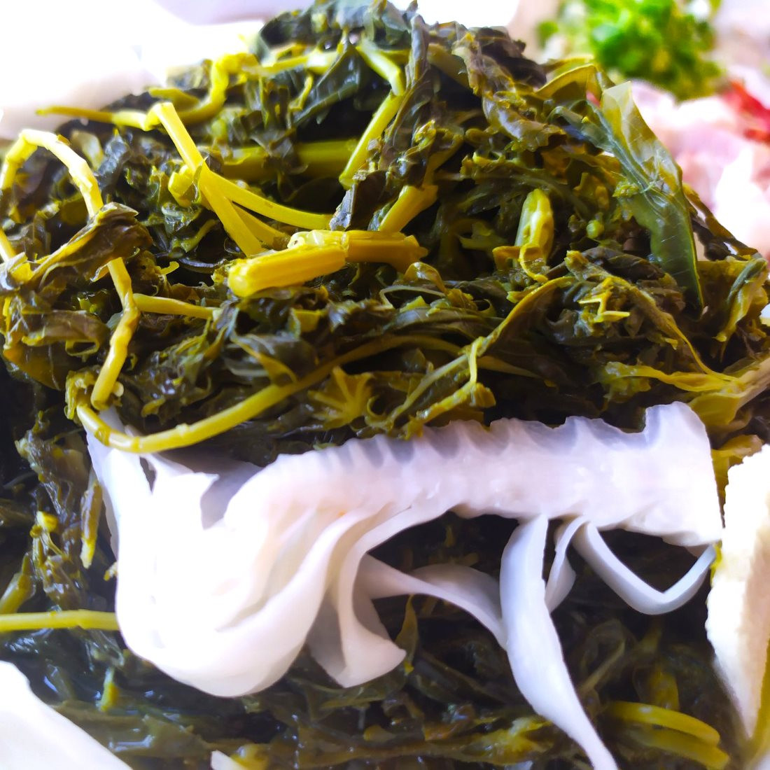 Để đủ số lượng bán cho khách, chị cùng bố mẹ mua hết cây sắn ở trong làng để về cắm quanh nhà, tưới nước đều đặn để sắn lên chồi non và hái muối bán quanh năm.