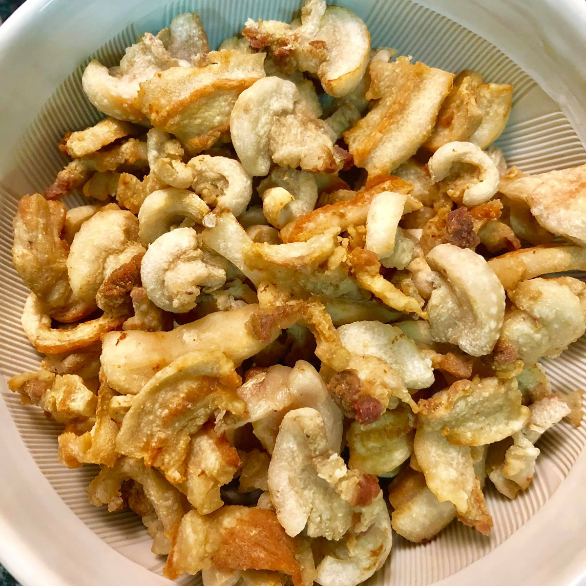 Thời xưa, lúc còn nghèo khó, tóp mỡ trở thành món ăn vô cùng quý giá để chống đói. Tóp mỡ có thể rim với mắm, chấm mắm để ăn với cơm.