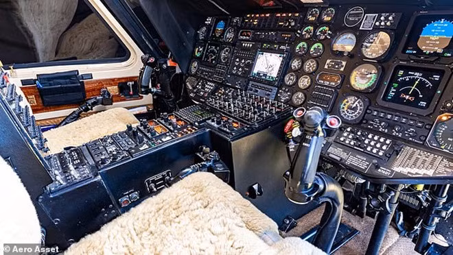 Khoang buồng lái dành cho 2 phi công.