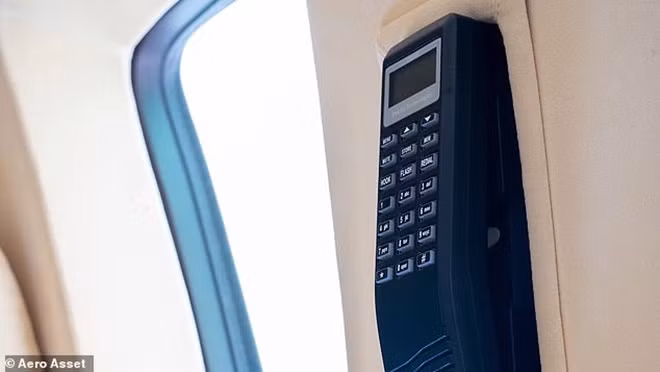 Khi bay trên bầu trời, điện thoại di động không được phép sử dụng. Vì vậy, chiếc điện thoại cũ này là lựa chọn tốt nhất.