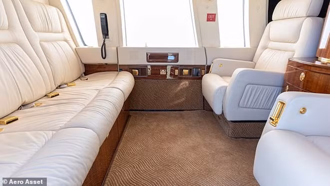 Bên trong trực thăng là nội thất sang trọng gồm cabin điều hành 6 chỗ với hệ thống cách âm hiện đại.