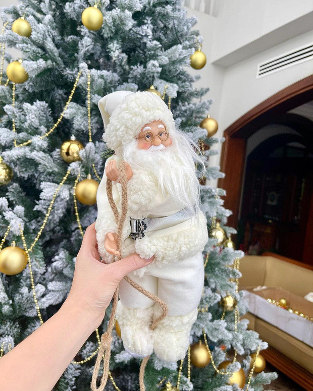 Cô nàng sử dụng nhiều đồ decor đắt tiền.