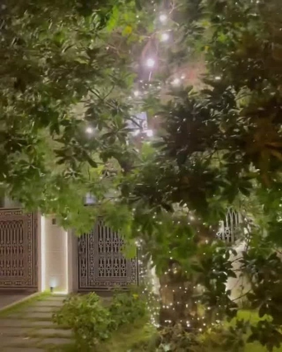 Để tạo nên không gian cổ tích bên ngoài biệt thự, Bảo Thy tiết lộ cô và ông xã mất 1 tuần chuẩn bị, vì ý tưởng thay đổi liên tục. Nguồn ảnh: FBNV.