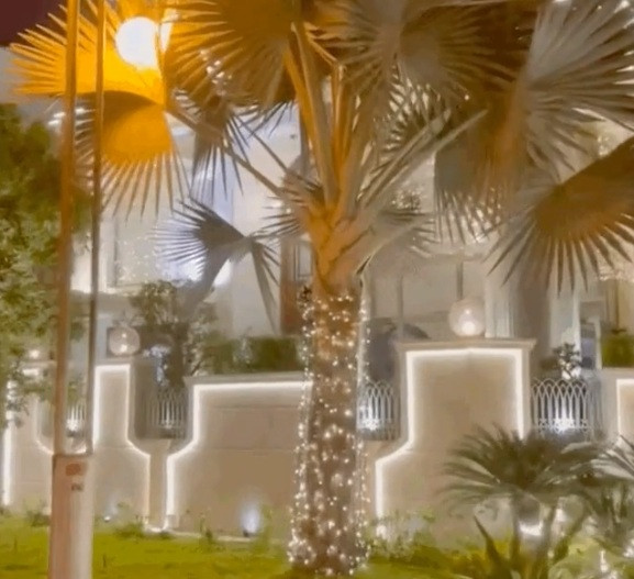 Căn biệt thự của Bảo Thy được bao phủ bởi những chiếc đèn đắt tiền và được set up ánh sáng cầu kỳ.