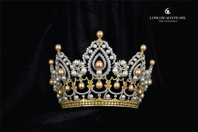 Ngoài ra, vương miện còn có 21 viên ngọc trai South Sea vàng, 53 viên ngọc trai South Sea trắng, 530 viên đá quý trắng, 1.388 viên đá quý vàng. Ảnh: BTC.
