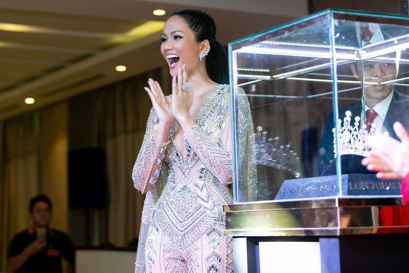 Vương miện làm bằng vàng, có pha sắc tím nổi bật với 78 viên ngọc trai Fresh Water và đại trân châu, ngoài ra còn hơn 2.000 viên đá quý. Ảnh: BTC.