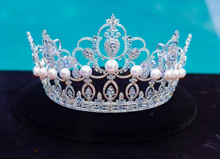 Chiếc vương miện được đính kết từ 21 viên ngọc trai, 1641 viên kim cương, 581 viên đá quý. Ảnh: Saostar.
