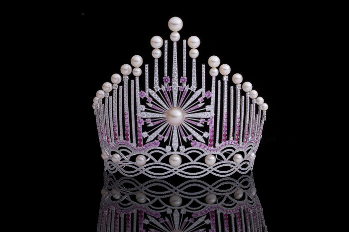 Giá trị vương miện Hoa hậu Việt Nam 2018 không được ban tổ chức tiết lộ nhưng từ những chiếc vương miện của các năm trước, dân mạng dự đoán giá trị không dưới 2 tỷ đồng. Ảnh; BTC.