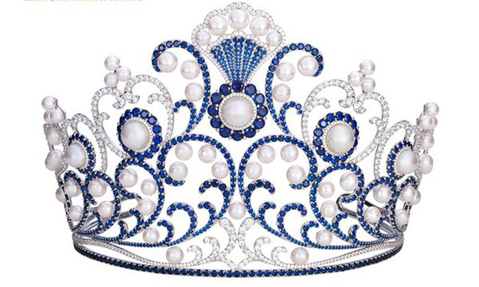 Vương miện được đính 3.260 viên đá sapphire và 63 viên ngọc trai. Ảnh: BTC.