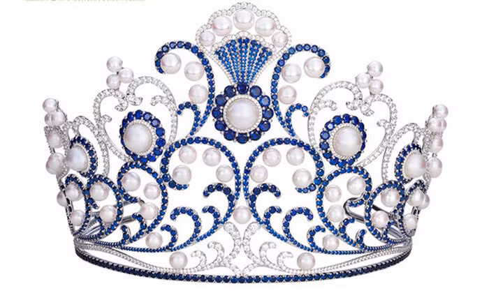 Vương miện được đính 3.260 viên đá sapphire và 63 viên ngọc trai. Ảnh: BTC.