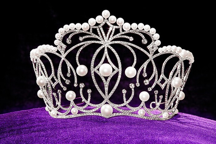 Chiếc vương miện được đính 59 viên ngọc trai và 1165 viên đá sapphire với tông màu trắng làm chủ đạo. Ảnh: BTC.