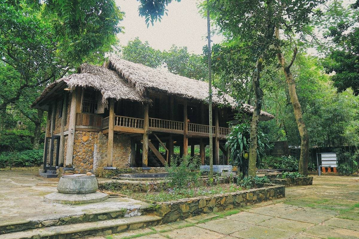 Đối với nhà sàn, vật liệu chính là gỗ kết hợp đá ốp mặt ngoài. Ảnh: Dân Việt.