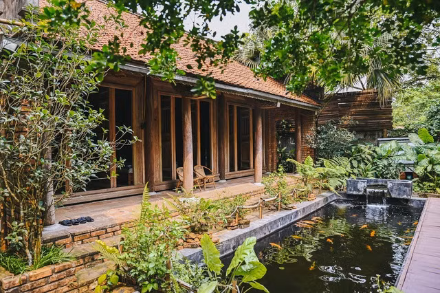 Còn nhà 3 gian được giữ nguyên tường gạch, các phần làm thêm đều là bê-tông mài cho hợp tổng thể của công trình. Ảnh: Pháp luật &amp; bạn đọc.