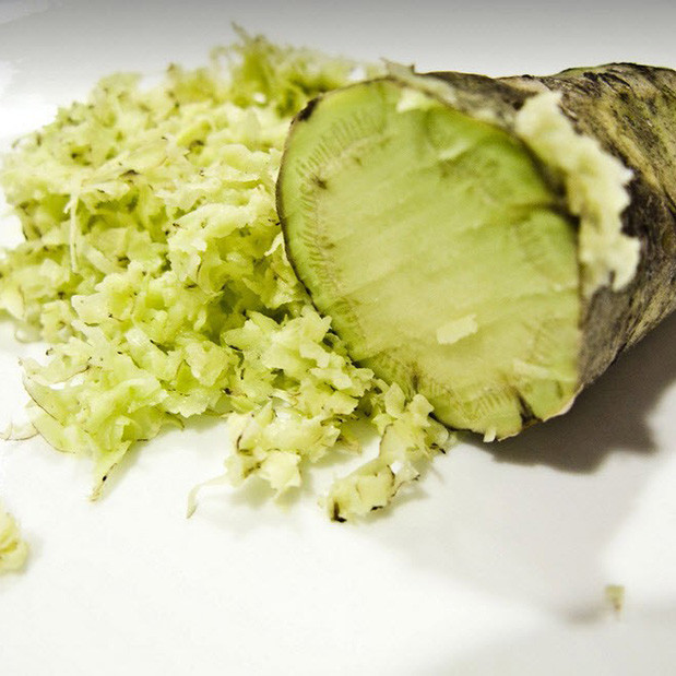 Những năm gần đây, mức giá của wasabi đã tăng đều 10% mỗi năm do hàng hóa khan hiếm, cung không đủ cầu. Sở dĩ Wasabi đắt như vậy là vì cho đến nay nó chỉ được trồng trong một trang trại ở Châu Âu.