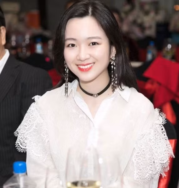 Anh Sa sinh năm 1994, là con gái cưng của đại gia bất động sản Đỗ Anh Dũng và Hoa hậu Đền Hùng Giáng My. Anh Sa có vẻ đẹp trong sáng, tươi tắn, rất giống với người mẹ nổi tiếng của mình. Ảnh: Internet