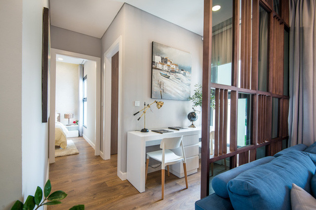 Thay vì bức tường bê tông khô cứng mang lại cảm giác chật hẹp, một vách ngăn cách điệu bằng gỗ với nhiều khoảng hở thoáng mắt vừa mang tới không gian riêng tư cần thiết, vừa đảm bảo thông thoáng.