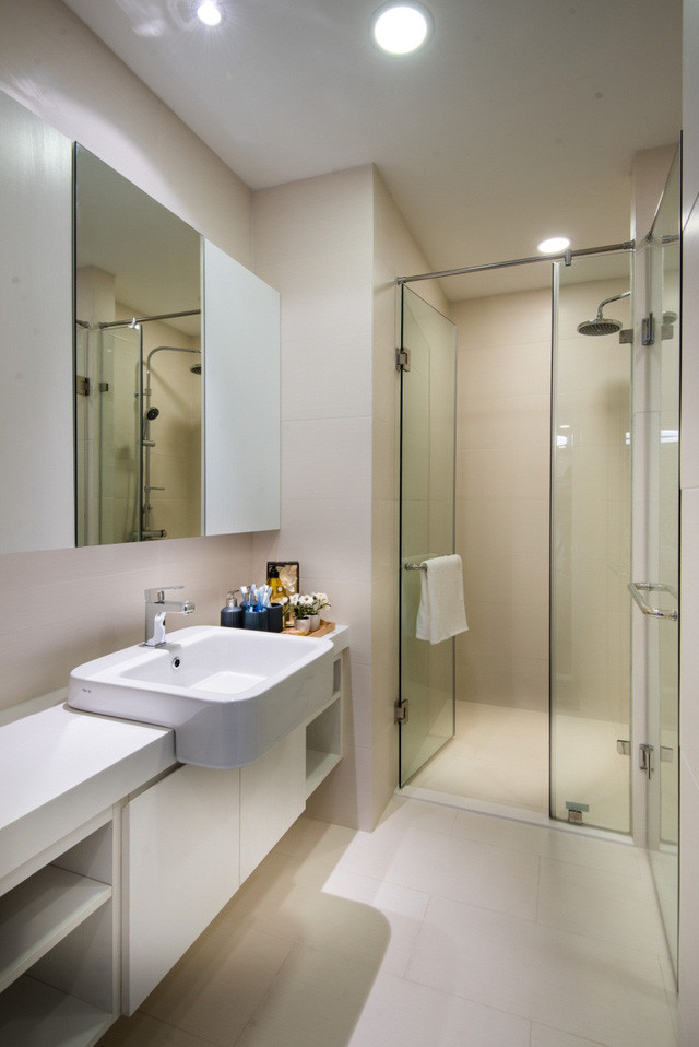 Với căn hộ trên dưới 45m2, khó có thể bố trí 2 phòng tắm. Do đó, một phòng tắm được chia riêng biệt các công năng sử dụng bằng vách kính sẽ đảm bảo mọi thành viên trong gia đình đều có thể cùng lúc sử dụng.