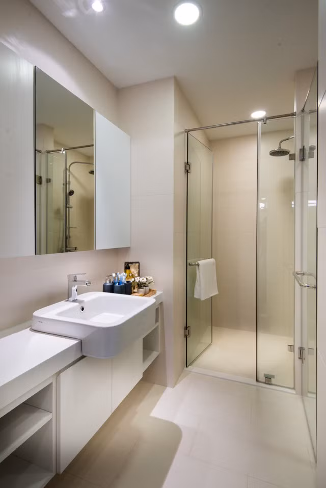 Với căn hộ trên dưới 45m2, khó có thể bố trí 2 phòng tắm. Do đó, một phòng tắm được chia riêng biệt các công năng sử dụng bằng vách kính sẽ đảm bảo mọi thành viên trong gia đình đều có thể cùng lúc sử dụng.