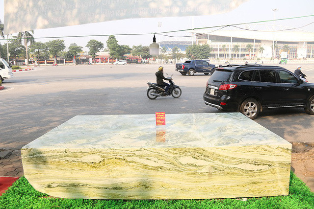 Sập đá có chiều dài 3,24 m; rộng 2,11 m; cao 0,66m, nặng 16 tấn được định giá 2,6 tỷ đồng. Ảnh: Vietnamnet.