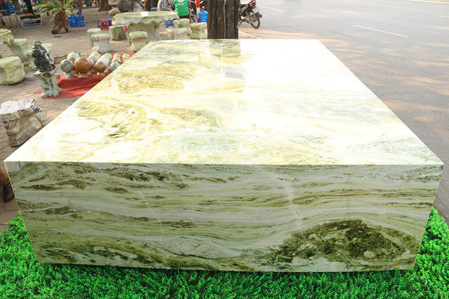 Trong tự nhiên, ngọc Serpentine không phải là hiếm nhưng để tìm thấy một tấm ngọc có kích thước lớn, vuông vắn, đường vân đẹp lại không bị lỗi hỏng như trên là rất hiếm có. Ảnh: Vietnamnet.