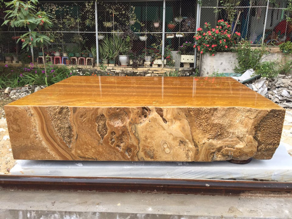 Chế tác từ đá quý nên chiếc sập này được định giá lên tới 1,3 tỷ đồng. Ảnh: Dân Việt.