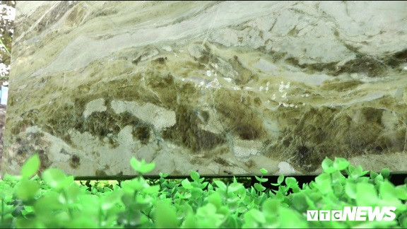 Ngoài kích thước lớn, điểm độc đáo của chiếc sập đá ngọc là những hoa văn đẹp, nổi 3D mềm mại và nước ngọc trong xanh, vân sắc đều và không tì vết, không có tạp chất. Ảnh: VTCNews.