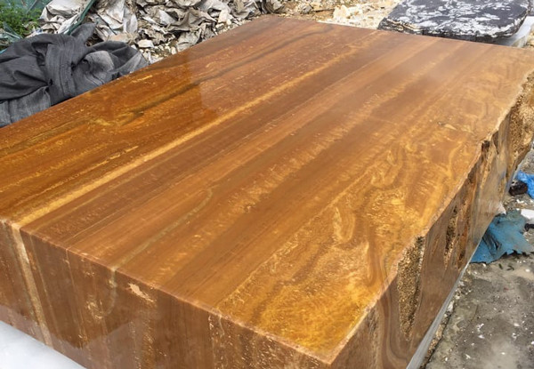 Sập đá có xuất xứ từ Lục Yên, Yên Bái. Trọng lượng của nó là hơn 7 tấn, dài 2,5m, rộng 1,8m và có độ dày 55cm. Ảnh: Dân Việt.