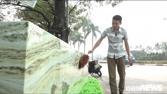 Sập đá ngọc Serpentine nguyên khối nặng 16 tấn của anh Nguyễn Văn Việt (Văn Chấn, Yên Bái), được đánh giá là một trong những khối ngọc tự nhiên có kích thước lớn, đường vân đẹp hiếm có ở Việt Nam. Ảnh: VTCNews.
