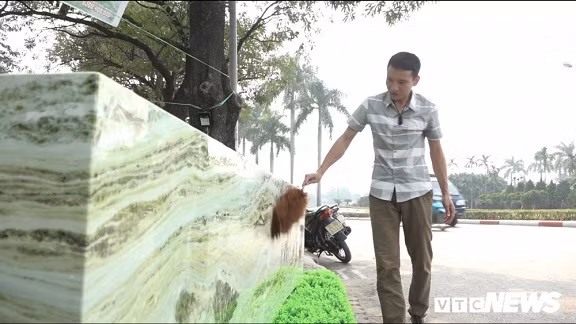 Sập đá ngọc Serpentine nguyên khối nặng 16 tấn của anh Nguyễn Văn Việt (Văn Chấn, Yên Bái), được đánh giá là một trong những khối ngọc tự nhiên có kích thước lớn, đường vân đẹp hiếm có ở Việt Nam. Ảnh: VTCNews.