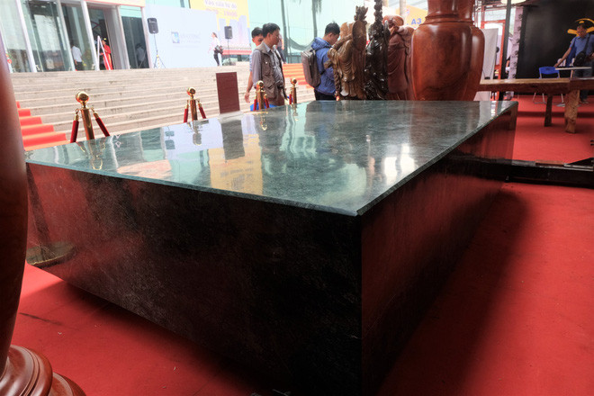 Năm 2019, một doanh nghiệp tư nhân ở Hà Nội giới thiệu chiếc sập đá cẩm thạch nguyên khối với mức giá 2,6 tỷ đồng thu hút sự chú ý của nhiều người. Ảnh: Nhipsongkinhte