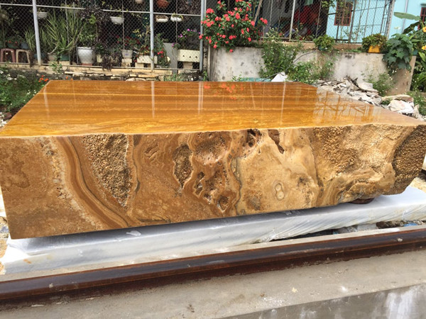 Theo Dân Việt, mới đây, mạng xã hội xôn xao về chiếc sập đá canxit màu vàng do anh Nguyễn Thế Hiếu (Hoàng Mai, Hà Nội) là đại diện chủ sở hữu. Ảnh: Dân Việt.