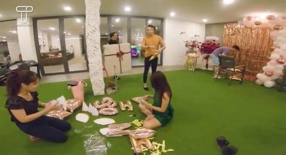 Dù chỉ là một góc nhỏ song có thể thấy, căn biệt thự của Hà Hồ - Kim Lý rất rộng rãi, được thiết kế tối giản, với tông màu trắng làm chủ đạo.