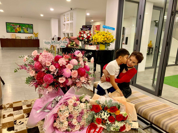 Trước đó, mẹ Hà Hồ cũng đăng ảnh bên trong phòng khách rộng rãi.