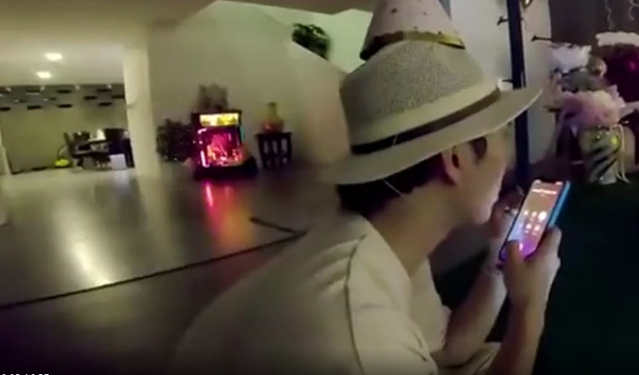 Nhìn không gian căn biệt thự có vẻ như cặp đôi vừa mới chuyển tới đây sinh sống nên vẫn chưa sắm sửa quá nhiều đồ đạc.