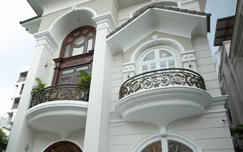 Tuy nhiên, người đẹp cho biết đã bán căn biệt thự này vì không có người trông coi với giá 7 triệu USD. Sau đó, Ngô Mỹ Uyên mua căn biệt thự khác ở khu Thảo Điền (quận 2, TP HCM) để mỗi lần về nước có nhà riêng. Ảnh: Dân Việt.