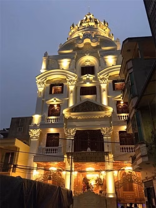 Tòa lâu đài siêu sang này tọa lạc trên một khu đất có diện tích khoảng 400 m2 ở Cầu Giấy (Hà Nội), cao 5 tầng, được thiết kết như những lâu đài cổ ở nước ngoài.