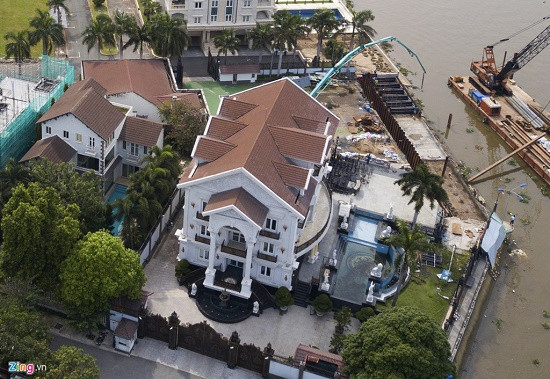 Khuôn viên biệt thự rộng lớn với đầy đủ các cơ sở vật chất để phục vụ nhu cầu giải trí, thư giãn của gia đình như bể bơi, khu vui chơi, bể nước nhân tạo, sân tennis...Ảnh: Zing.