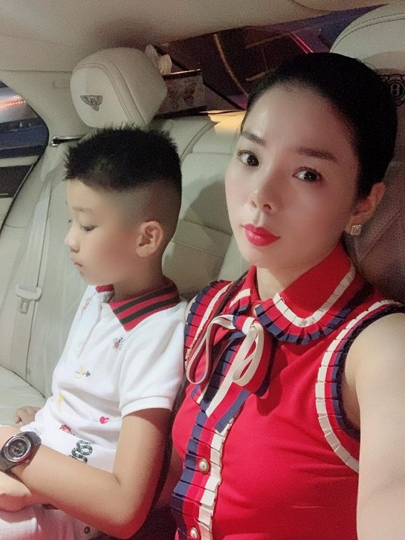 Được sinh ra khi có bố là ông chủ phòng trà nổi tiếng đất Sài thành, mẹ lại là ca sĩ nổi tiếng của dòng nhạc nhẹ nên ngay từ khi còn nhỏ, Lê Kỳ Anh đã được sống trong nhung lụa và được bố mẹ chăm sóc đủ đầy về vật chất.