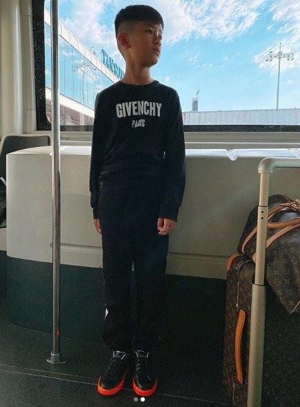 Mỗi khi xuất hiện, con trai ca sĩ Lệ Quyên luôn khiến nhiều người trầm trồ bởi phong cách thời trang không thiếu những món đồ hiệu sang chảnh, đẳng cấp.