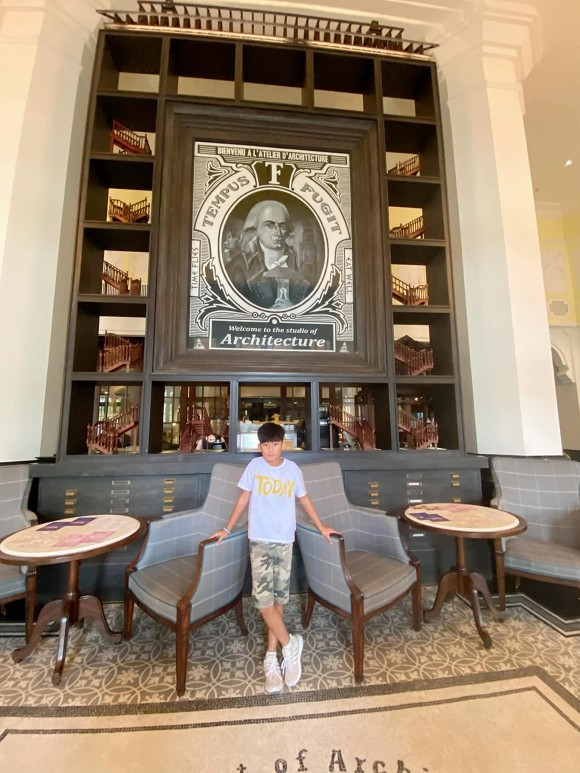 Không chỉ được bố mẹ ghi danh theo học tại trường quốc tế đắt đỏ, Lê Kỳ Anh còn được mẹ Lệ Quyên chú trọng rèn cho cách sống có kỷ luật, nề nếp và có ý thức tự lập.