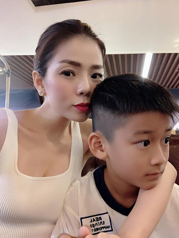 Sau khi chính thức lên tiếng xác nhận đã ly hôn với ông xã doanh nhân (ngày 30/10), đời tư của ca sĩ Lệ Quyên càng được dư luận quan tâm. Đặc biệt là những thông tin về Lê Kỳ Anh (nick name Bo) - con trai của nữ ca sĩ.