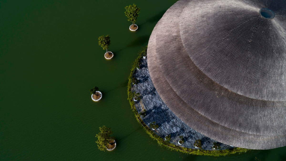 Khu nghỉ dưỡng được thiết kế với sức chứa lên tới 1.350 người trong 135 biệt thự, 5 căn hộ và 8 bungalow. Là một cấu trúc quan trọng, nhà hàng nằm ở trung tâm của khu nghỉ dưỡng.