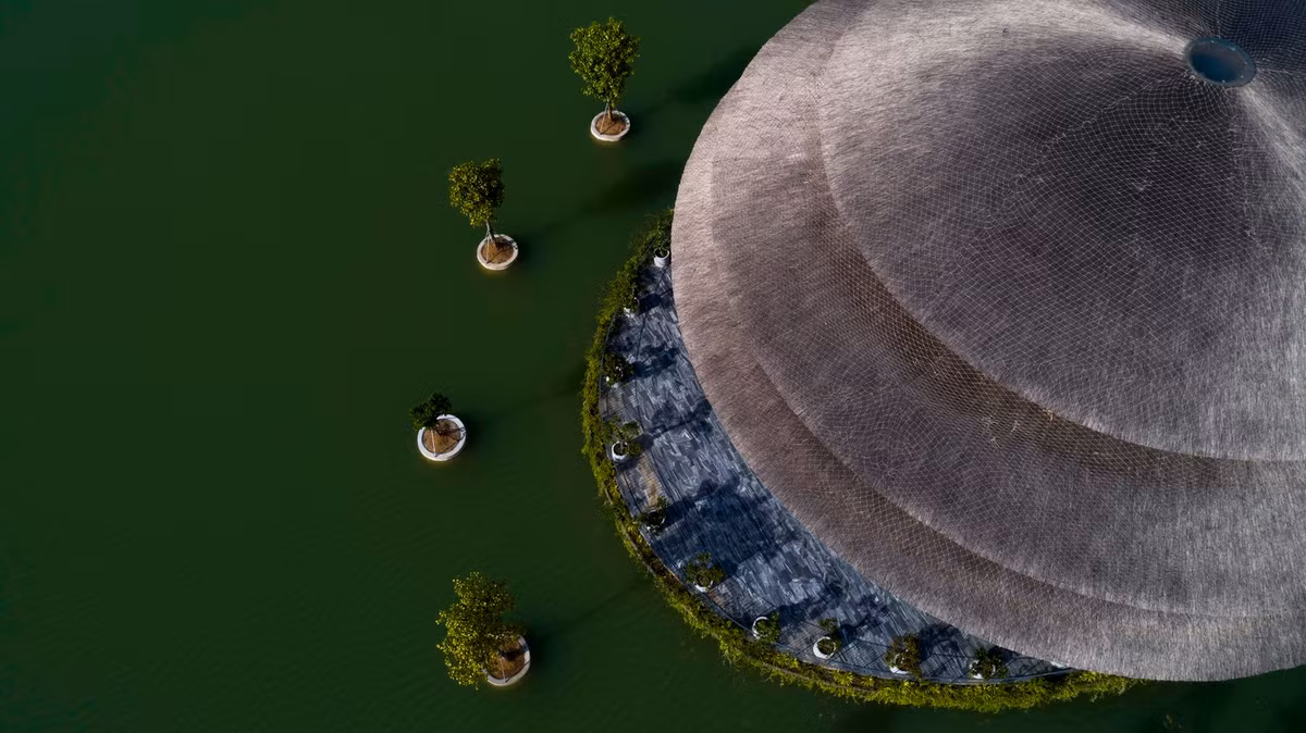 Khu nghỉ dưỡng được thiết kế với sức chứa lên tới 1.350 người trong 135 biệt thự, 5 căn hộ và 8 bungalow. Là một cấu trúc quan trọng, nhà hàng nằm ở trung tâm của khu nghỉ dưỡng.