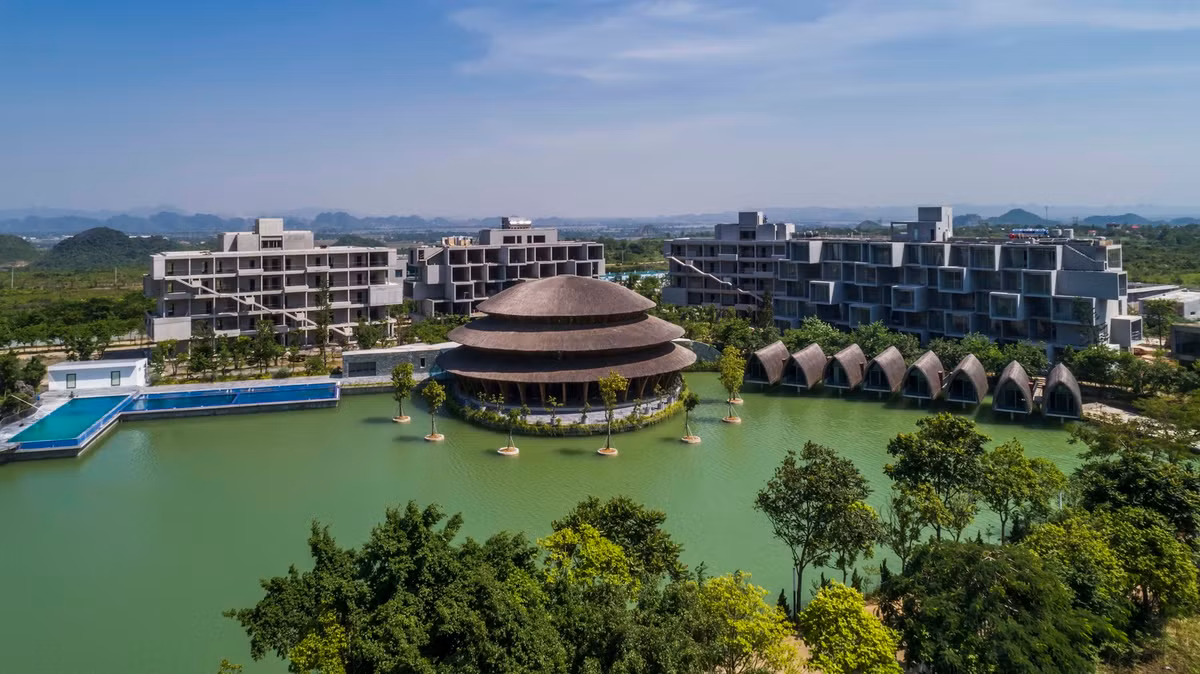 Điểm độc đáo nhất trong kiến trúc nhà hàng là phần mái hình tròn ba tầng, rộng tới 1.050 m2, được ghép từ 2 mái hình vành khuyên xếp chồng lên nhau và một mái vòm trên cùng.