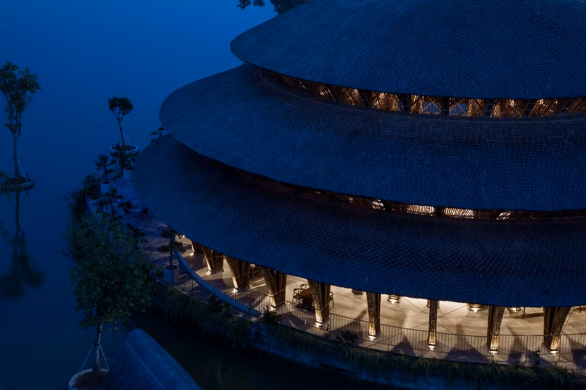 Mái nhà bậc thang, lấy cảm hứng từ kiến trúc truyền thống, được làm từ 36 khung mô-đun trông giống như một cấu trúc nhiều tầng, nhưng chúng nằm trên một tầng duy nhất.