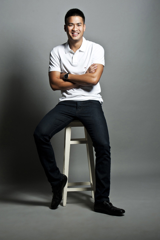 Anh chủ yếu xuất hiện với vest, lúc thì sơ mi đóng thùng hay áo thun với jean. Ảnh: Internet