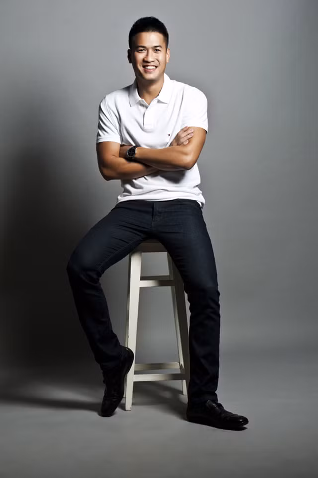 Anh chủ yếu xuất hiện với vest, lúc thì sơ mi đóng thùng hay áo thun với jean. Ảnh: Internet