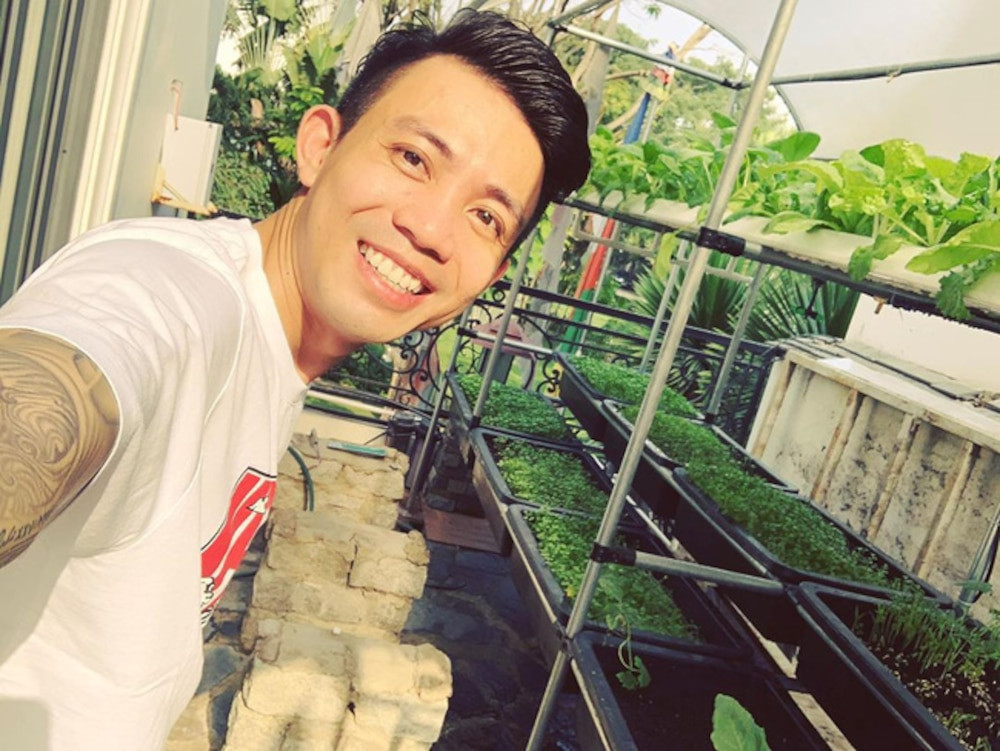 Là thiếu gia Sài thành nức tiếng nhưng Minh Nhựa cũng khiến nhiều người bất ngờ khi có sở thích vô cùng bình dân đó là tự tay trồng rau cho gia đình. Ảnh: FBNV 