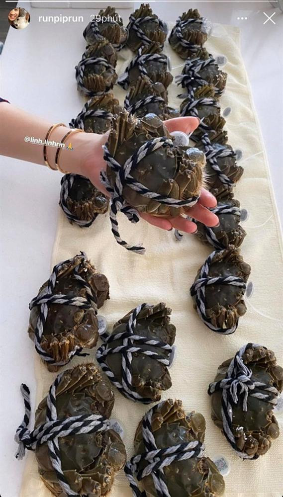 Không chỉ vậy, thiếu gia Phillip Nguyễn còn không ngại bán cua online hộ bạn gái Linh Rin. Ảnh: FBNV